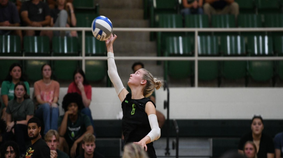 Volleyball Goes 1-1 in Final Day of Quaker Classic