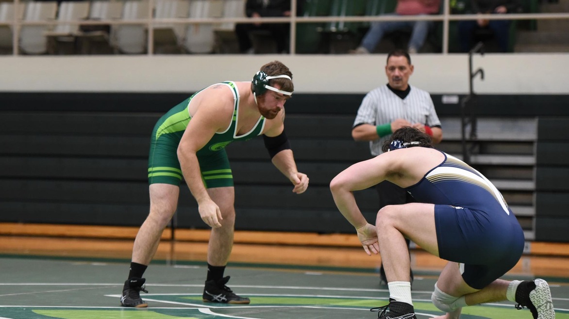 Wrestling Narrowly Downed by Defiance 28-21
