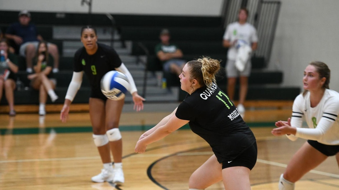 Volleyball Defeats Kenyon in Straight Sets